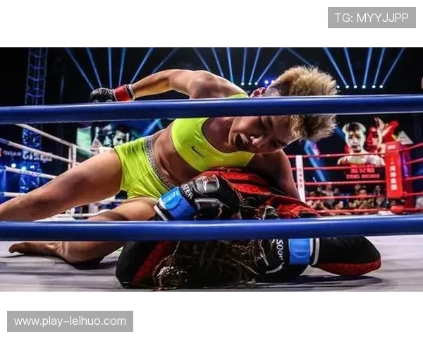 熊竞楠昆仑决TKO胜艾琳娜，散打技术融合MMA见成效