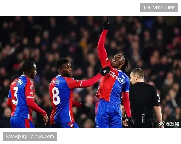 老帅霍奇森赛后与球迷合影，敬业精神感人